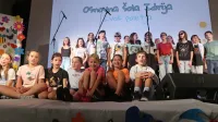Idrijski šolarji so se na slavju 70. obletnice ZPM veselili poletja. 
Med drugim odidejo na letovanje v kakšnega od domov slovenskih 
občin. Idrija je svojega zapravila. 