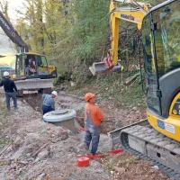 Proti Tolminskimi koritom iz Tolmina po trasi mimo soseske Loče 
vkopavajo kanalizacijo in vodovod iz Zadlaščice.