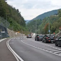 Trenutna največja naložba na četrti cestni osi je obnova ceste in 
gradnja kolesarske steze v dolžini 1,4 km, ki se je zavlekla že v 
četrto leto. 