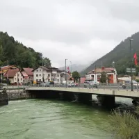 Da utegne razmajan most v središču Idrije na osi poklekniti in 
ustaviti gospodarstvo severno zahodnega dela Goriške, za sedaj  
ne vznemirja še nikogar. 