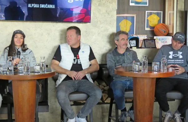 Caterina Sinigoi (levo) je sezono predstavila v družbi Gorana 
Miškulina, Daria Štolfe (direktorja obeh pokroviteljev) in trenerja 
Aleša Severja. 	