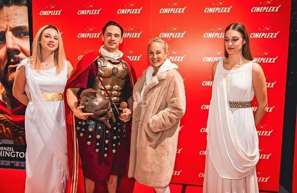 Z gladiatorji se je družila tudi igralka Nina Ivanič (druga z 
desne)