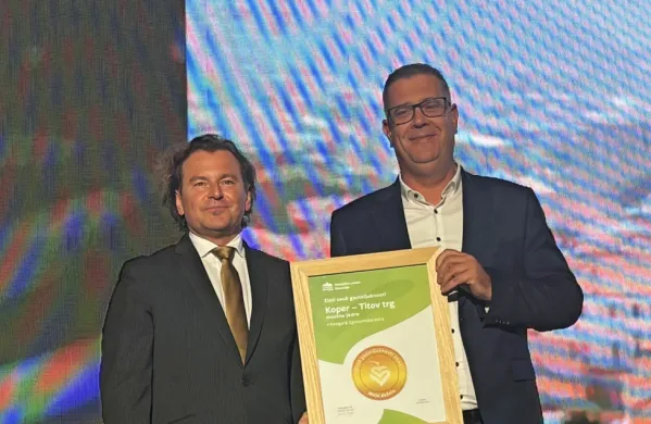 Z današnje podelitve priznanj v Laškem, na levi predsednik 
Turistične zveze Slovenije Dominik S. Černjak in koprski župan 
Aleš Bržan