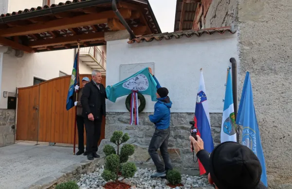V Bodrežu so v nedeljo odkrili  spominsko ploščo znamenitemu 
krajanu Valentinu Staniču. 