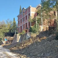 Pooblaščeni  izvajalec  inšpekcije na  vili  opravlja  dela  in  odstranjuje  
zgornji del  najvišje  etaže,  ki ni  v  skladu  z  gradbenim  dovoljenjem.