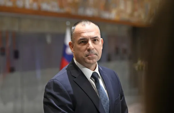 Kaloh Logarju:"Plast za plastjo se je odkrival tvoj pravi obraz, ki je milo rečeno - obraz antidemokrata.&rdquo;