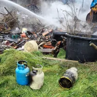 Gasilci so iz ognja in pogorišča prinesli devet plinskih jeklenk.