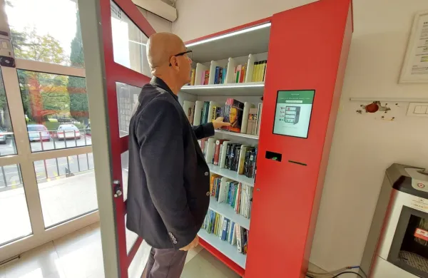 V Lavričevi knjižnici so bogatejši za storitev  - Knjiga opolnoči, ki jo 
ponuja knjigomara v preddverju knjižnice.