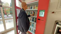 V Lavričevi knjižnici so bogatejši za storitev  - Knjiga opolnoči, ki jo 
ponuja knjigomara v preddverju knjižnice.