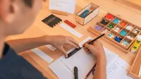 “Pomagaj mi, da naredim sam,” je eno ključnih vodil Montessori 
metode. Učenci tako  niso pasivni prejemniki informacij, ampak 
aktivni raziskovalci.