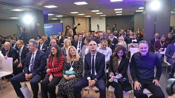 V svetu Logarjeve stranke je mogoče najti ljudi, ki so bili v preteklosti vpleteni v sporne javne posle ali pa so zaradi teh celo obdolženi 
kaznivih dejanj.