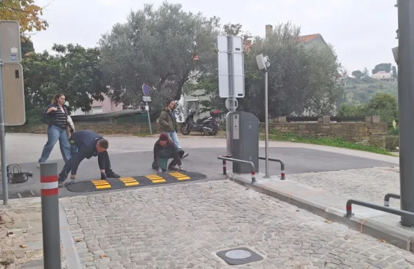 Delavca Okolja sta včeraj postavila še manjšo hitrostno oviro pred 
vstopom na območje Ulice IX. korpusa. 