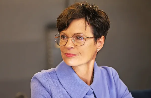 Evropski parlament bo moral celotno Evropsko komisijo, tudi 
Marto Kos, potrditi še na plenarnem zasedanju, glasovanje je 
predvideno prihodnjo sredo. Komisija pa bo tako lahko delo 
začela 1. decembra.