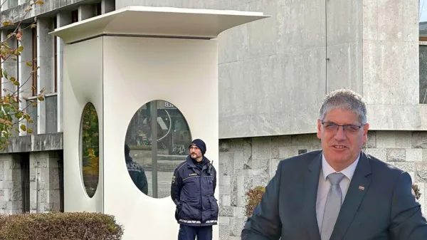 Minister Boštjan Poklukar bo za pet policijskih hišk plačal pol milijona evrov. 