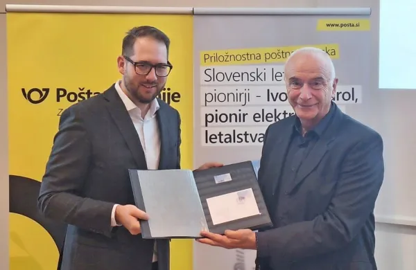 Kot je ob slavnostni predaji prve znamke Iva Boscarola in letala 
Velis Electro povedal direktor marketinga in divizije Paketi na 
Pošti Slovenije Matej Raspet, v Boscarolu vidijo človeka, ki je 
postavil nove standarde v svetovni letalski industriji. 