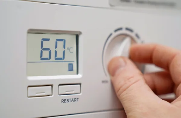 Ministrstvo za naravne vire in prostor je iz pravilnika o učinkoviti 
rabi energije v stavbah umaknilo člen, ki je  predvideval prepoved 
vgradnje električnih bojlerjev in nekaterih drugih generatorjev 
toplote.