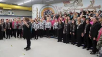 Vse sodelujoče zbore in publiko ob refrenu Vstajenja Primorske, je 
povedla domača zborovodkinja Polona Bončina.