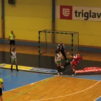 Ajdovka Maja Svetik se je v obrambi dobro borila proti Črnogorkam. Akcijo desno spremlja kapetanka Mlinotesta Nuša Fegic.