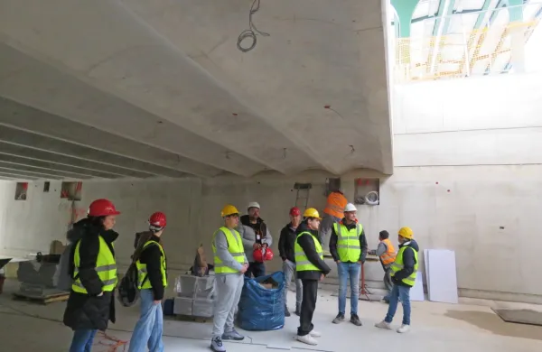 Za poklice v gradbeništvu, ki so bili predstavljeni na gradbišču novogoriške železniške postaje,  so mladi 
pokazali solidno zanimanje.