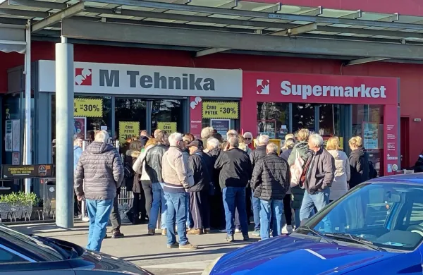 Gneča pred koprsko trgovino M Tehnika.