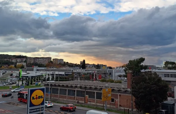 Včeraj je bil Koper ves dan  ujet pod oblačnim pokrovom, popoldne 
se je končno nekoliko razjasnilo. 