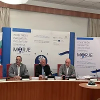 “Gradimo močno in povezano lokalno skupnost”, je v uvodnem nagovoru zbranim povedal župan občine Izola 
Milan Bogatič. Ob njem sedita direktor JZP Izola Iztok Škerlič (levo) in predsednik komisije Tomaž Lešnik.