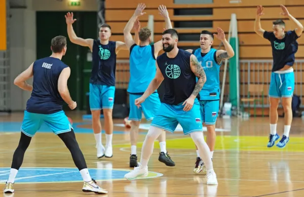 Slovenski košarkarji bodo v  ponedeljek   v koprski Bonifiki gostili 
Portugalsko, z zmago pa bi si petnajstič zapored zagotovili 
udeležbo na EP.