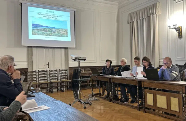 Na javni obravnavi ob razgrnitvi dopolnjenega  osnutka  OPPN 
Terme Krka Strunjan se je razvnela kritična in na trenutke ostra 
razprava.   