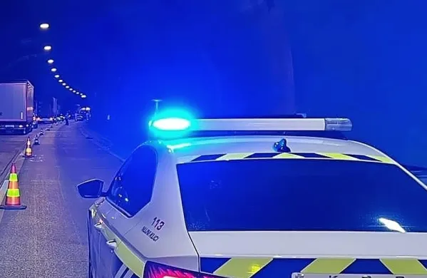 Zadrogiran v Seči zapeljal v jarek. Tri osebe so huje po&scaron;kodovane.