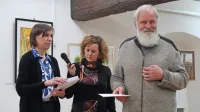 Na zaključnih srečanjih bralne akcije gostujoči pisatelji s 
knjižničarji podelijo priznanja sodelujočim. V Idriji so ga prijeli iz 
rok imenitnega dr. Karla Gržana.
