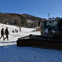 Smučišče premore velik teptalni stroj, ki  po vasi  pripravi tudi 
smučarske tekaške proge. 