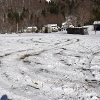 Nekateri si žal niso mogli kaj, da ne bi svoje avtomobilske 
(ne)spretnosti pokazali na travnikih. 