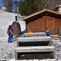 Ker je bila gostilna  ob smučišču zaprta, je obiskovalcem prišel prav 
bližnji edini mali javni wc v vasi (levo).