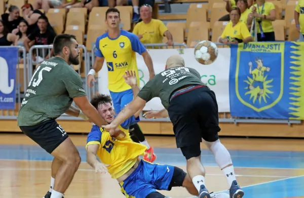 Koprčani (v rumeno-modrih dresih) so doslej edino zmago v 
prvenstvu   zabeležili proti Krčanom (v temnejših dresih).  