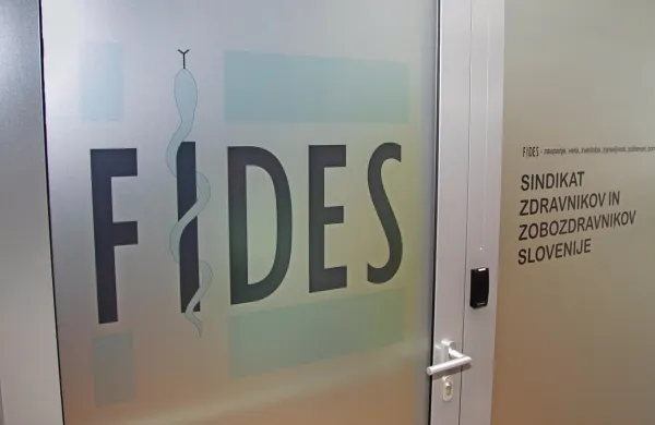 Zdravniški sindikat Fides vztraja, da plačna reforma v javnem 
sektorju v zdravstvenem stebru ne odraža posebnosti poklicev v 
zdravstvu.
