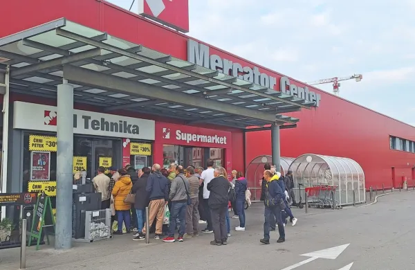 Kupci oblegajo trgovine Mercator Tehnika