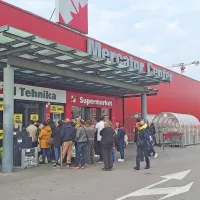 Kupci oblegajo trgovine Mercator Tehnika