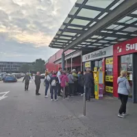 Kupci oblegajo trgovine Mercator Tehnika