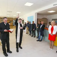 Center starejših je blagoslovil župnik Primož Krečič.