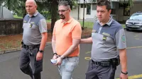 Hristijan Bozov (desno)  se je na  koprskem  sodišču  branil, da se  ne spomni 
napada, ampak samo krvavih rok in noža.