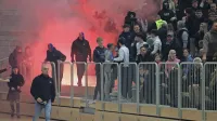 Levo huligani z maskami, ki so začeli z nasiljem na tekmi Portorož 
: Plama pur.