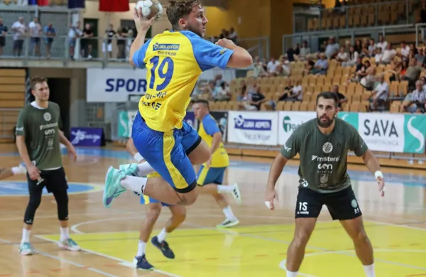 Arijan Kovačević (z žogo) je dosegel tri gole za Koprčane, a 
naposled so se zmage veselili Krčani (v temnejših dresih). 