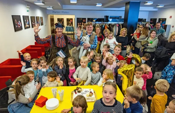 Po 100. ponovitvi predstave so se najmlajši lahko tudi posladkali.  