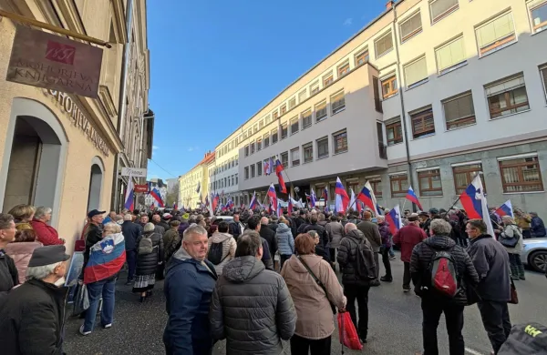 Po današnjem sojenju prvaku SDS Janezu Janši zaradi domnevno 
spornih poslov z zemljišči v Trenti je pred zgradbo celjskega 
sodišča potekal zbor njegovih privržencev, ki so napolnili Prešernovo ulico in protestirali proti po njihovem mnenju 