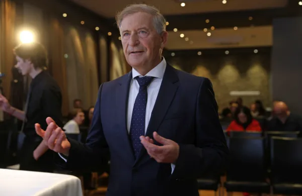 Ustanovni člani stranke Zaupanje, ki je nastala pod taktirko 
izkušenega politika Karla Erjavca, so slednjega na ustanovnem 
kongresu izvolili za predsednika nove stranke.