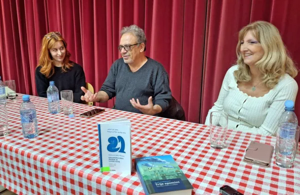  Mohamad Abdul Munem v Gračišču, kjer je minuli petek pred 
izbrano družbo v pogovoru s Tinkaro  Vukadinović Kastelic (levo) in 
Vesno Mikolič spregovoril tako o svoji poti do nas kakor o 
pesnjenju in pisanju, ki ga spremljata vse življenje. 