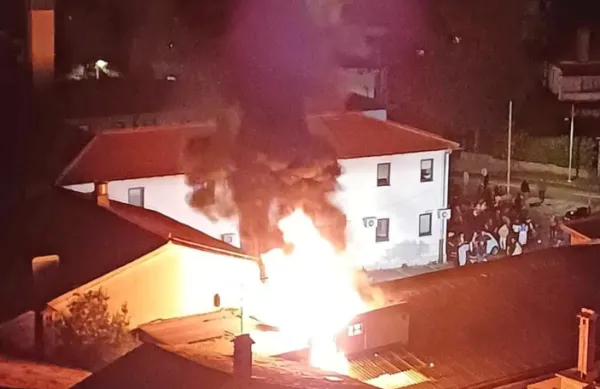 Danes zvečer se je v bližini Cankarjeve ulice v Kopru razplamtel 
velik požar.