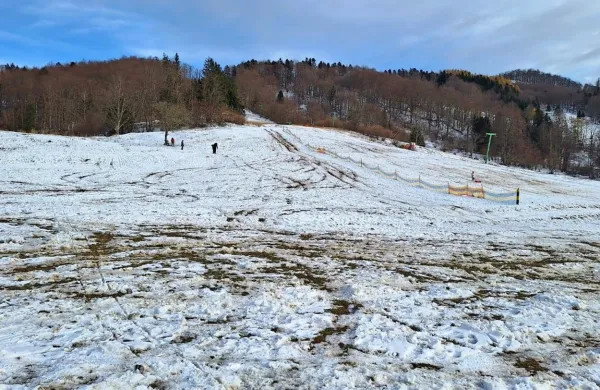 Nekateri objestni posamezniki so si, kot kaže, zimsko idilo na 
Lokvah predstavljali po svoje.