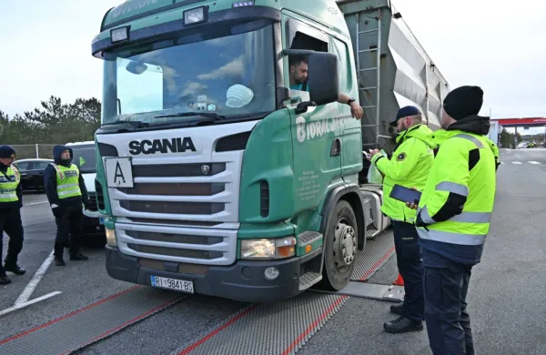 Med  nadzorom  na avtocestnem počivališču Povir so  pred  dnevi 
preverili  88 tovornih vozil in štiri avtobuse. Pri nadzoru je 
sodelovalo 21 policistov in 14 inšpektorjev. 