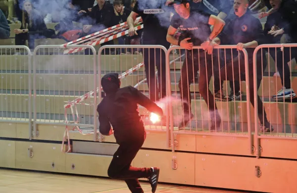 Huligansko dogajanje na sobotni košarkarski tekmi v Luciji še odmeva.

